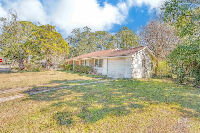 view of front of house featuring an attached garage and a front lawn