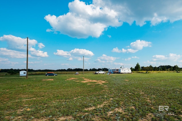 view of yard featuring a rural view