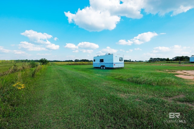 view of yard featuring a rural view