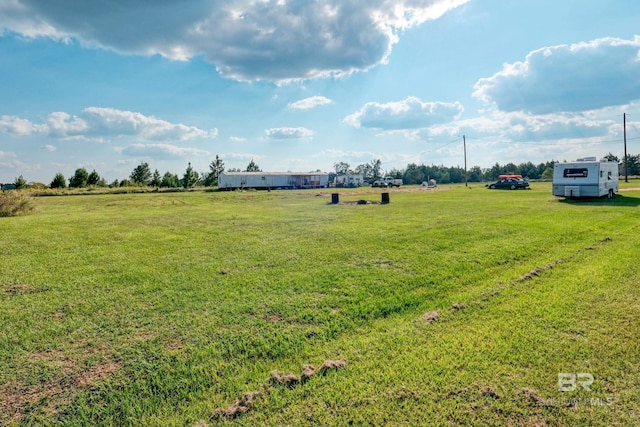 view of yard featuring a rural view