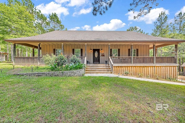 view of front of property featuring a front lawn and covered porch