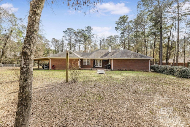 view of front facade featuring a carport and a front lawn