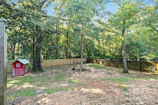 view of yard featuring a storage shed