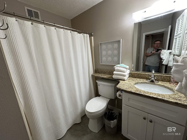 full bath with a textured ceiling, toilet, a shower with shower curtain, vanity, and visible vents