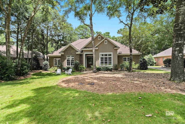 view of front of home featuring a front lawn