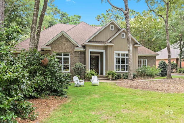 view of front of property featuring a front lawn