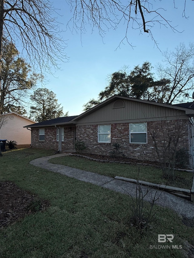 view of front of house featuring a front yard