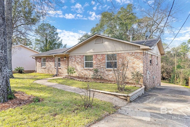 ranch-style home featuring a front lawn