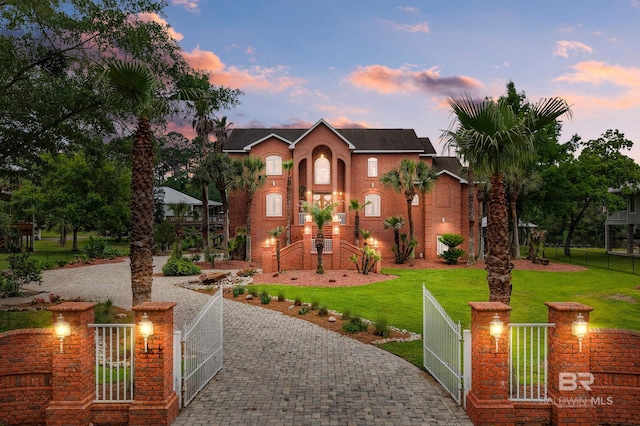 view of front of home featuring a gate