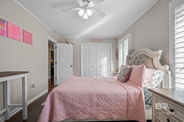 bedroom with dark hardwood / wood-style flooring, ornamental molding, a closet, and ceiling fan