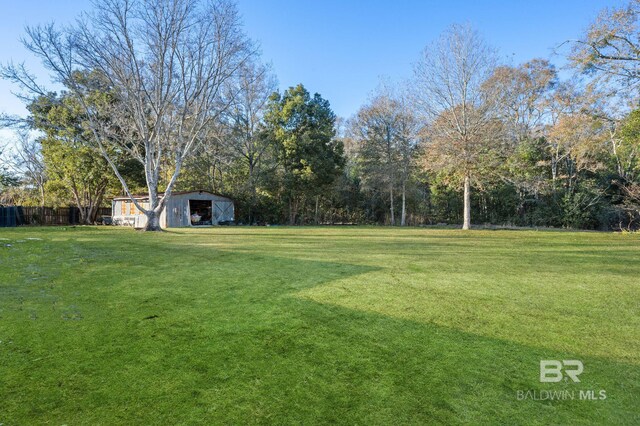 view of yard with an outdoor structure