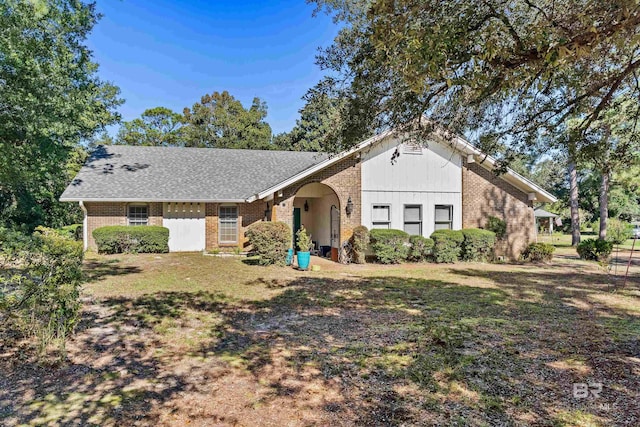 single story home featuring a front lawn