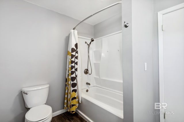 full bathroom with baseboards, toilet, wood finished floors, and shower / bathtub combination with curtain