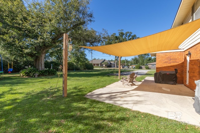 view of yard featuring a patio area