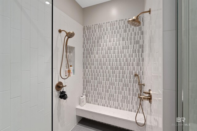 bathroom featuring a tile shower