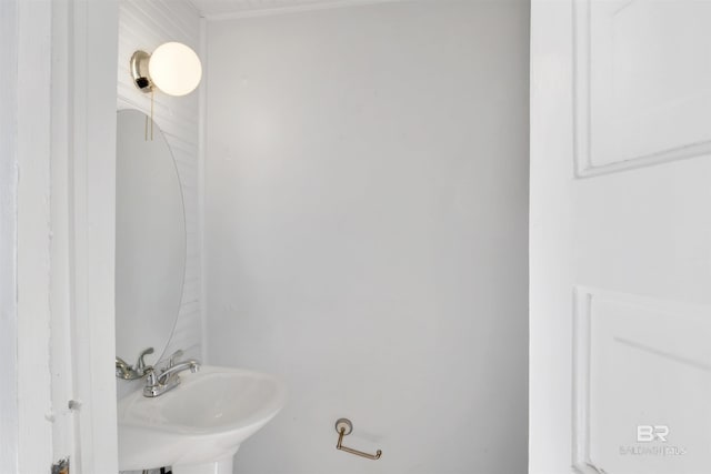 bathroom featuring sink