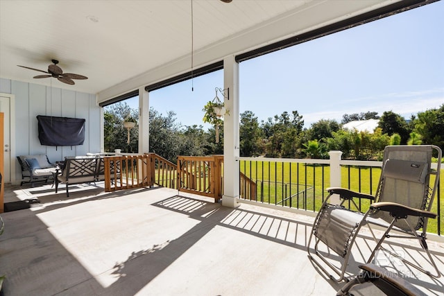 sunroom featuring ceiling fan