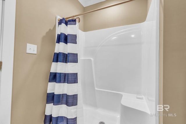 566 Boykin Ct N, Gulf Shores, AL 36542 - bathroom with curtained shower