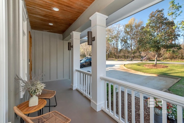 balcony featuring covered porch