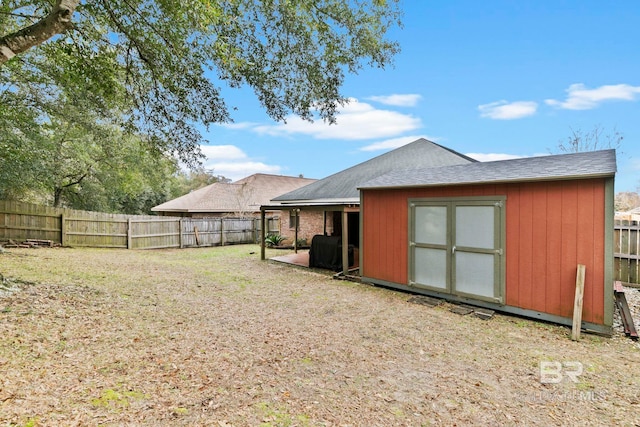 view of yard featuring a shed