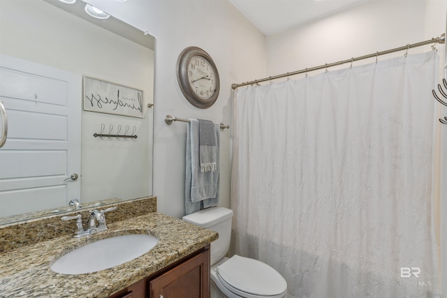 full bath featuring a shower with curtain, toilet, and vanity