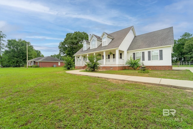 view of front facade with a front lawn and covered porch