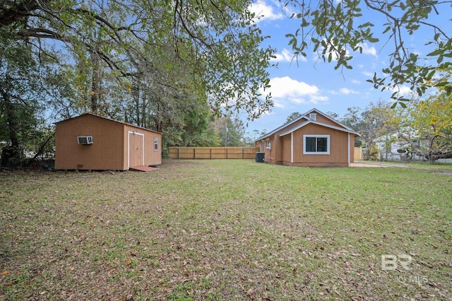 view of yard featuring a storage shed