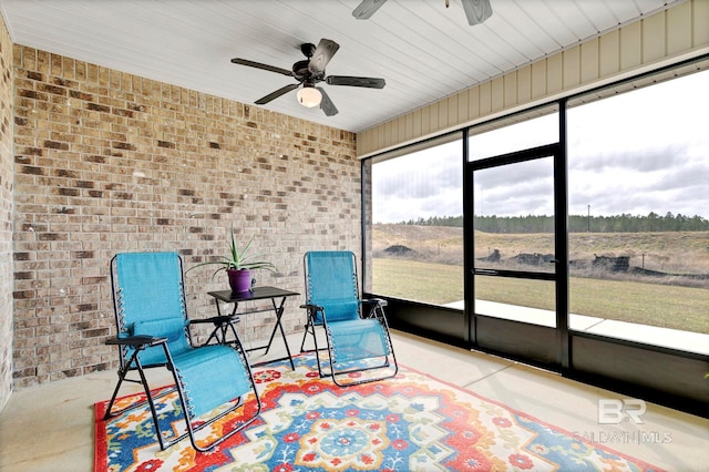 sunroom with ceiling fan