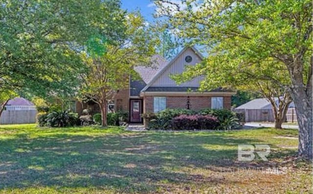 view of front of property featuring a front lawn