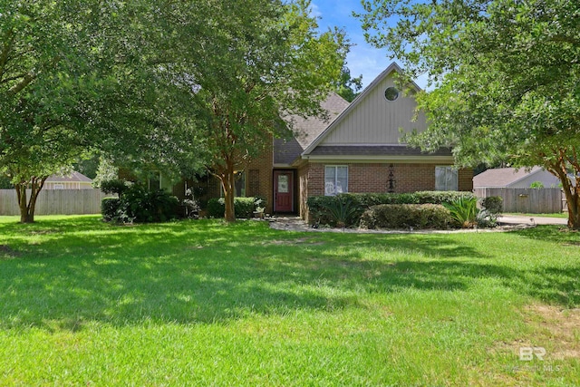 view of front of home featuring a front lawn