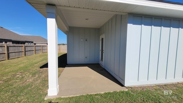 entrance to property featuring a yard