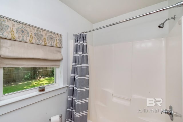 bathroom featuring shower / tub combo