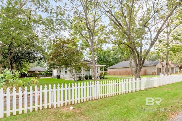 view of front facade featuring a front yard