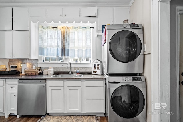 laundry area with stacked washer / drying machine, crown molding, and sink