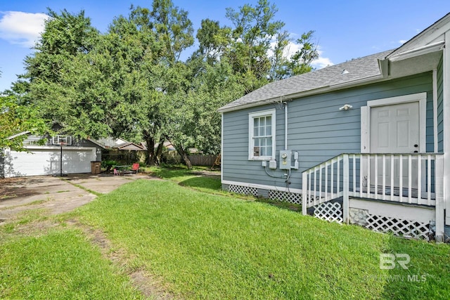 view of yard with a garage