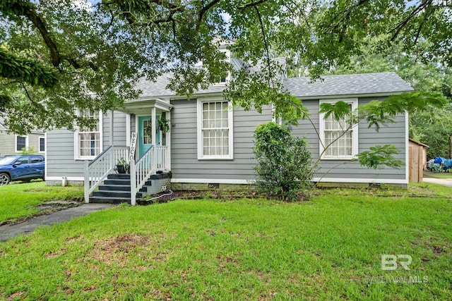 view of front of house featuring a front lawn