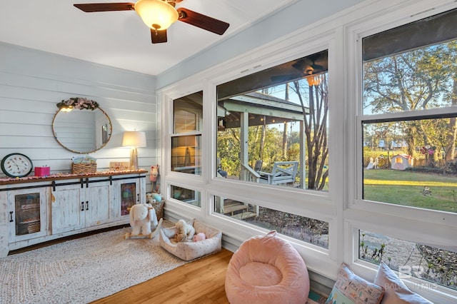 sunroom with ceiling fan