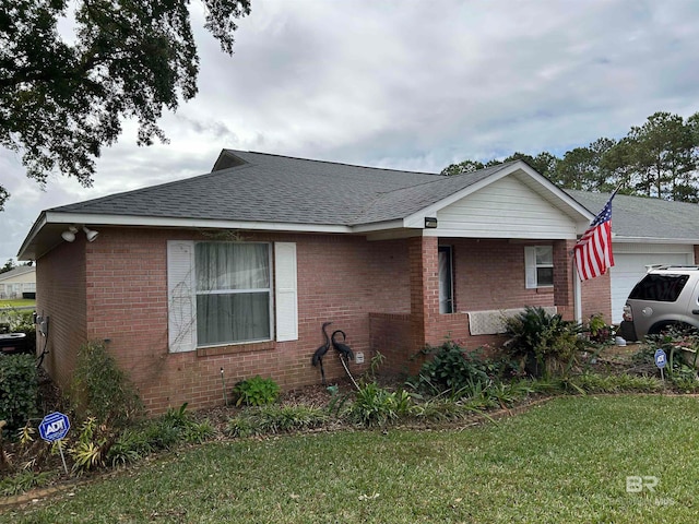 view of front of property featuring a front yard and a garage