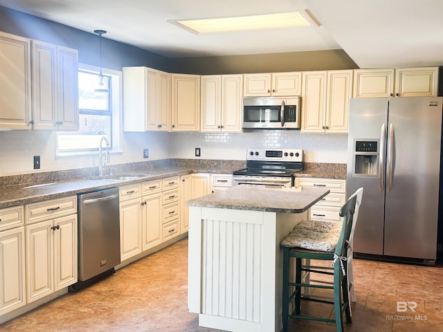 kitchen with a center island, stainless steel appliances, hanging light fixtures, backsplash, and a kitchen breakfast bar