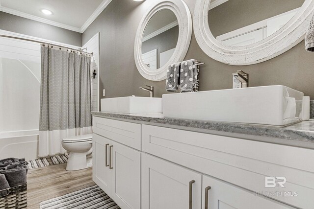 17290 Perdido Key Dr Unit 5B, Pensacola, FL 32507 - full bath with shower / tub combo, toilet, wood finished floors, crown molding, and vanity