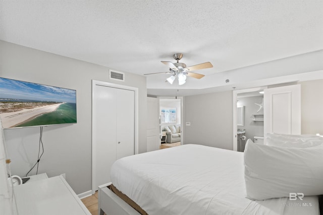 26802 Perdido Beach Blvd Unit 7C2, Orange Beach, AL 36561 - bedroom featuring ceiling fan, a textured ceiling, visible vents, baseboards, and a closet