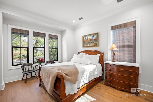 bedroom featuring visible vents, recessed lighting, light wood-style flooring, and baseboards