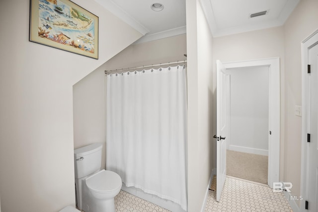 full bath featuring ornamental molding, a shower with shower curtain, visible vents, and toilet