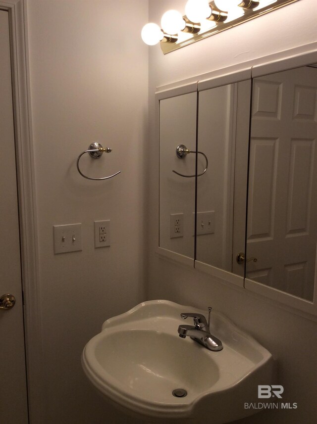 9577 Villas Dr, Foley, AL 36535 - bathroom with a sink