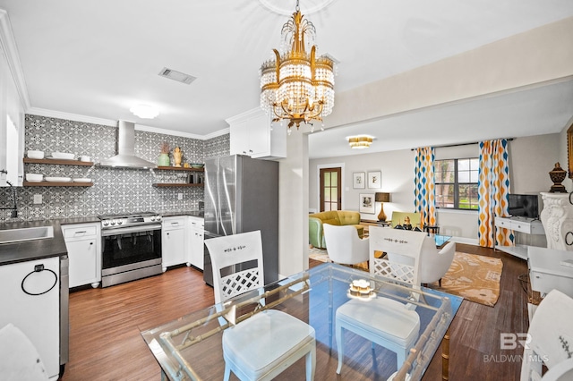 dining room featuring light hardwood / wood-style floors, a notable chandelier, and crown molding