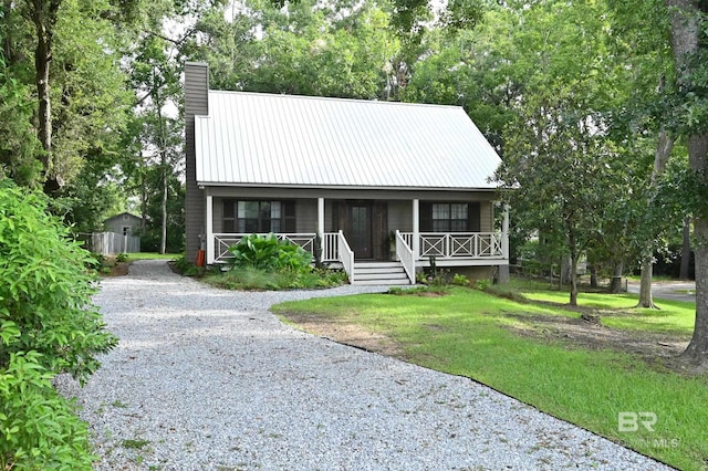 view of front facade featuring a porch and a front lawn