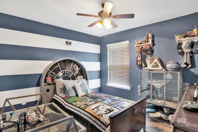 bedroom with ceiling fan