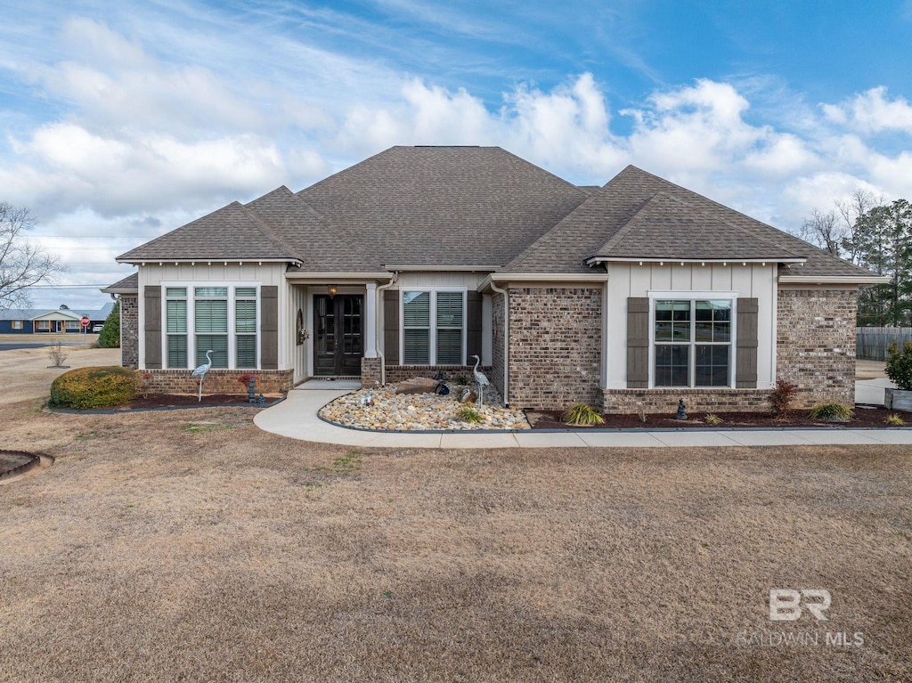 view of front of property featuring a front lawn