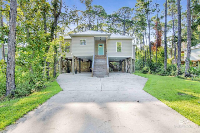 view of front of home featuring a carport and a front yard