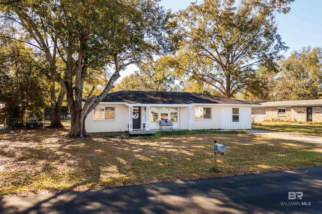 single story home featuring a front lawn and a porch